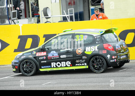 Thruxton, UK - 1 mai 2011 : Le pilote Jack Goff sur la grille de départ pour une Renault Clio Cup Race à Thruxton, UK Banque D'Images