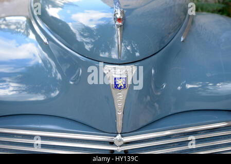 Capot de voiture ou le capot d'un ancien combattant français ou Vintage Peugeot 203 voiture ou d'une automobile produite en France entre 1948 et 1960 Banque D'Images