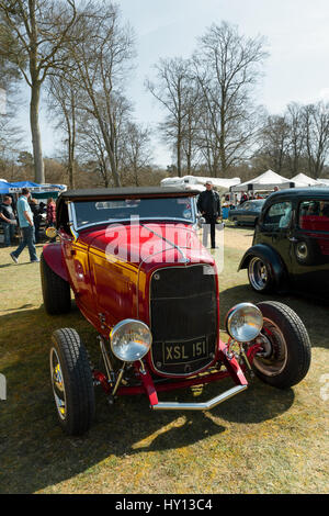 Farnborough, ANGLETERRE - 6 Avril, 2012 : Ford voiture Vintage personnalisé sur l'écran lors de l'assemblée annuelle et automatique jour roues bike show à Farnborough, Royaume-Uni Banque D'Images