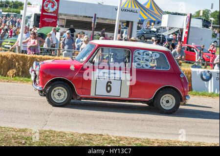 Laverstoke, Hampshire, Royaume-Uni - 25 août 2016 : Vintage Rallye-spec Mini course à l'événement automobile CarFest à Laverstoke, UK Banque D'Images