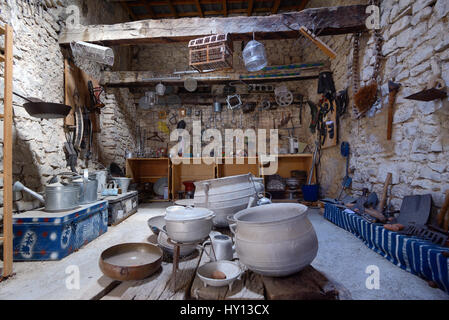 Dans l'ancien Musée Forge Forge ou Musée Rural avec affichage des outils traditionnels et des outils agricoles France Provence Banon Banque D'Images