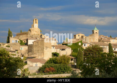 Skyline avec tour du beffroi du village de Lourmarin dans le Luberon Provence France Banque D'Images