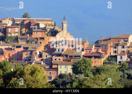 Vue sur le village de Roussillon dans le Parc Naturel Régional du Luberon Vaucluse Provence France. Le village est considéré comme "un des plus beaux villages'. Banque D'Images