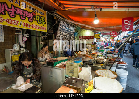 La vente des aliments de rue en décrochage marché Gukje, Busan Gwangyeoksi, Corée du Sud Banque D'Images