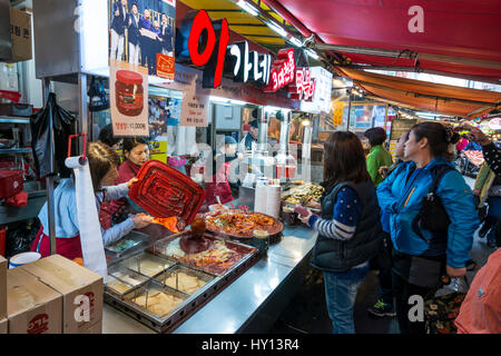 La vente des aliments de rue en décrochage marché Gukje, Busan Gwangyeoksi, Corée du Sud Banque D'Images