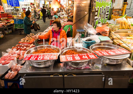 Bupyeong Ggangtong Marché, Busan Gwangyeoksi, Corée du Sud Banque D'Images