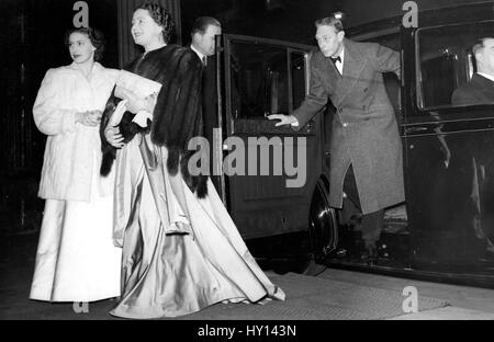 La Reine et la princesse Margaret en pause pendant un moment pour attendre le roi Goerge VI à descendre d'une voiture qu'ils arrivent au Theatre Royal, Drury Lane, Londres, pour un rendement de l'American musical "sud pacifique". L'occasion était une partie de la famille royale à la veille du départ de la princesse Elizabeth et le duc d'Édimbourg (qui a également participé à la Theatre) sur leur tournée du Commonwealth. C'était la première visite du roi au théâtre depuis sa maladie. Banque D'Images