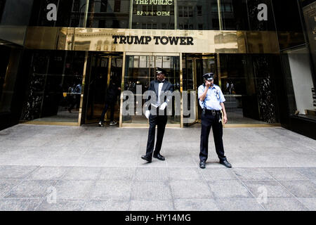 Le Trump World Tower à New York est un gratte-ciel résidentiel à Manhattan, États-Unis d'Amérique. Le bâtiment est conçu par l'architecte grec Banque D'Images