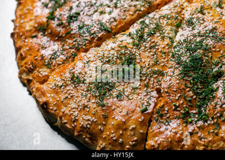 Pizza Calzone. Par savoureux taillés en pièces sur une table en métal. selective focus sur le remplissage de près. Banque D'Images