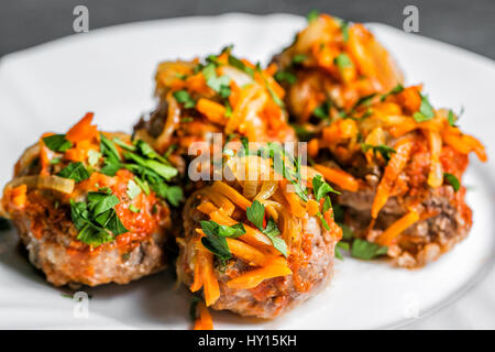 Boulettes de dinde ou de poulet avec riz, légumes en sauce tomate. plaque blanche. selective focus Banque D'Images