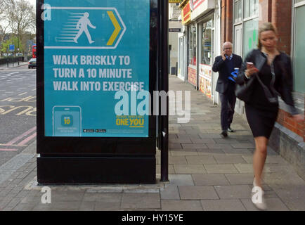 Arrêt de Bus poster recommande la marche pour le fitness, Londres Banque D'Images