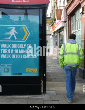 Arrêt de Bus poster recommande la marche pour le fitness, Londres Banque D'Images