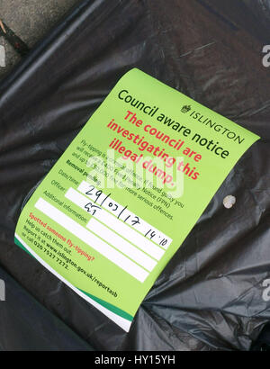 Conseil avis sur fly-tipped rubbish sac dans Islington, Londres Banque D'Images