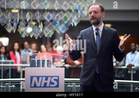 Le chef de l'exécutif de NHS Angleterre Simon Stevens, lors du lancement des prochaines étapes dans le cadre du NHS cinq ans sur l'avant à Aldershot Centre pour la santé. Banque D'Images