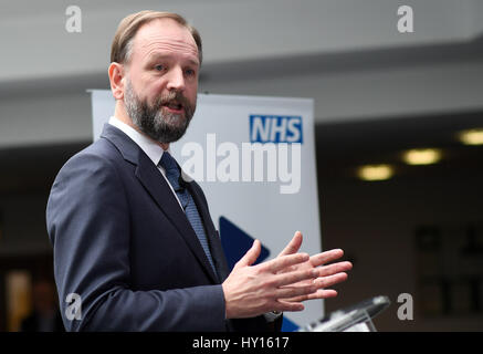 Le chef de l'exécutif de NHS Angleterre Simon Stevens personnel adresses lors du lancement des prochaines étapes dans le cadre du NHS cinq ans sur l'avant à Aldershot Centre pour la santé. Banque D'Images