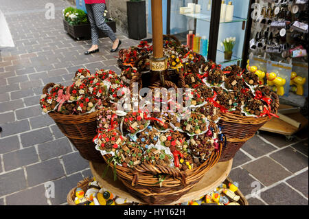 Des fleurs parfumées rouge affiché dans des paniers à l'extérieur d'une boutique pour la vente, Innsbruck, Autriche Banque D'Images