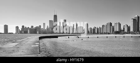 Le noir et blanc vue panoramique de Chicago waterfront skyline à partir de la jetée du lac Michigan, l'Illinois, USA. Banque D'Images