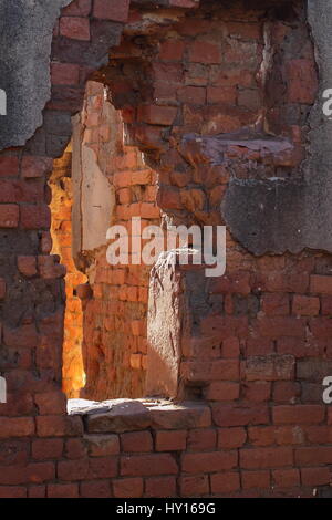 Les surfaces intérieures d'une vieille maison abandonnée et Banque D'Images