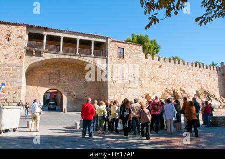 Groupe de touristes à Paseo del Rastro. Avila, Castilla Leon, Espagne. Banque D'Images