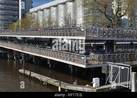 Stationnement pour bicyclettes au centre-ville Banque D'Images