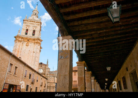 Tour de la cathédrale vue de l'arcade San Pedro de Osma Square, El Burgo de Osma, la province de Soria, Castilla Leon, Espagne. Banque D'Images