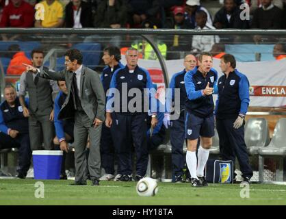 FABIO CAPELLO & STUART PEARCE MANAGER COACH ANGLETERRE FOOTBALL MANAGER & COA NELSON MANDELA BAY PORT ELIZABETH AFRIQUE DU SUD 23 J Banque D'Images