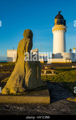 Statue de Henry St Clair , comte des Orcades et le phare de Noss Head, près de Wick, Caithness, Ecosse, Royaume-Uni Banque D'Images