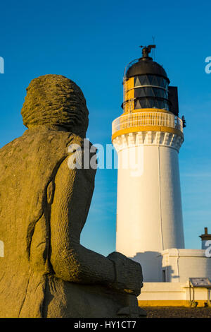 Statue de Henry St Clair , comte des Orcades et le phare de Noss Head, près de Wick, Caithness, Ecosse, Royaume-Uni Banque D'Images