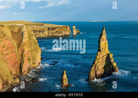 Le genou pile la mer au large de Duncansby Head, à partir des rayons de Duncansby, près de John O' Groats, Caithness, Ecosse, Royaume-Uni Banque D'Images