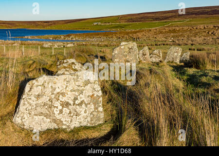 Les Achavanich Standing Stones, près de Lybster, Caithness, Écosse, Royaume-Uni. Derrière se trouve Loch Stemster. Banque D'Images