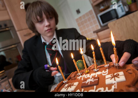 D Anniversaire Garcon De 14 Ans Avec Un Gateau Et Des Bougies Photo Stock Alamy
