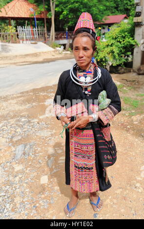 Pak Nam Noy, Laos-October 8, 2015 : les Akha Pala hill tribe sont une minorité ethnique vivant dans la région entre F.Myanmar-N.Thaïlande-W.Laos-S.la Chine. Vieux Banque D'Images