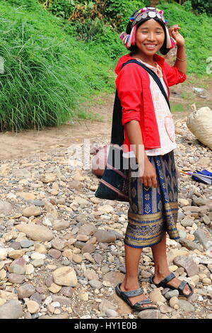 Pak Nam Noy, Laos-October 8, 2015 : l'Ya-Er Akha hill tribe sont une minorité ethnique vivant dans la région entre F.Myanmar-N.Thaïlande-W.Laos-S.la Chine. Wo Banque D'Images