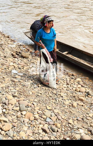 Pak Nam Noy, Laos-October 8, 2015 : l'Ya-Er Akha hill tribe sont une minorité ethnique vivant dans la région entre F.Myanmar-N.Thaïlande-W.Laos-S.la Chine. Wo Banque D'Images