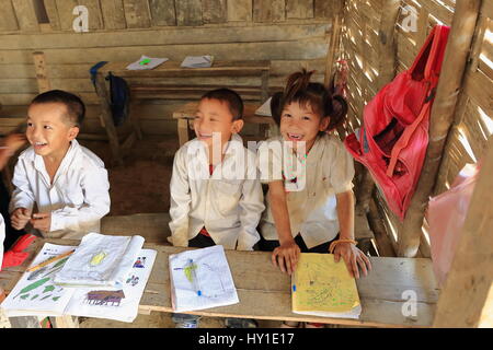 Ban Houay Phod, Laos-October 8, 2015 : l'Ya-Er Akha hill tribe sont une minorité ethnique vivant dans la région entre F.Myanmar-N.Thaïlande-W.Laos-S.la Chine. Banque D'Images