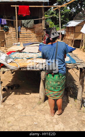 Ban Houay Phod, Laos-October 8, 2015 : l'Ya-Er Akha hill tribe sont une minorité ethnique vivant dans la région entre F.Myanmar-N.Thaïlande-W.Laos-S.la Chine. Banque D'Images
