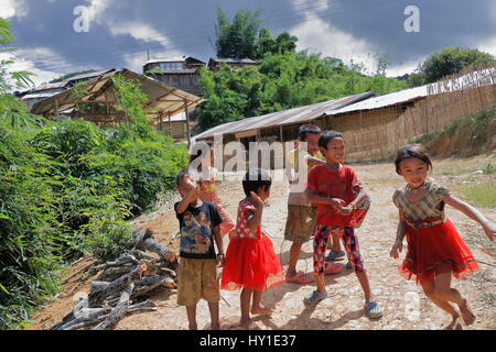 Ban Houay Phod, Laos-October 8, 2015 : l'Ya-Er Akha hill tribe sont une minorité ethnique vivant dans la région entre F.Myanmar-N.Thaïlande-W.Laos-S.la Chine. Banque D'Images