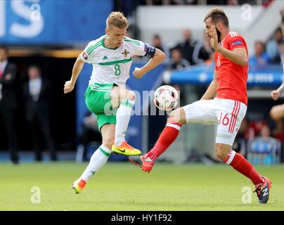 STEVEN DAVIS ET SAM VOKES PAYS DE GALLES V D'IRLANDE DU PARC DES PRINCES PARIS FRANCE 25 juin 2016 Banque D'Images