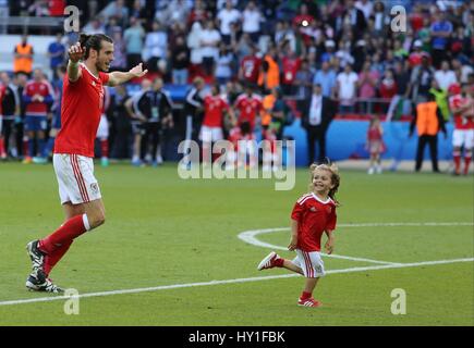 GARETH BALE & FILLE CELEBRA PAYS DE GALLES V D'IRLANDE EURO PARC DES PRINCES PARIS FRANCE 25 juin 2016 Banque D'Images