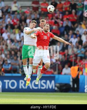 CRAIG CATHCART GARETH MCAULEY DE GALLES V IRLANDE DU NORD EURO PARC DES PRINCES PARIS FRANCE 25 juin 2016 Banque D'Images