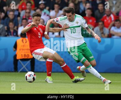 JAMES CHESTER & KYLE LAFFERTY PAYS DE GALLES V D'IRLANDE EURO PARC DES PRINCES PARIS FRANCE 25 juin 2016 Banque D'Images