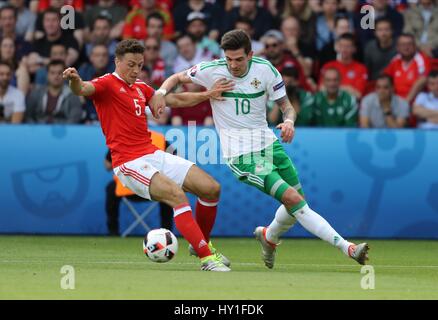 JAMES CHESTER & KYLE LAFFERTY PAYS DE GALLES V D'IRLANDE EURO PARC DES PRINCES PARIS FRANCE 25 juin 2016 Banque D'Images