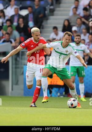 AARON RAMSEY & JONNY EVANS PAYS DE GALLES V D'IRLANDE EURO PARC DES PRINCES PARIS FRANCE 25 juin 2016 Banque D'Images