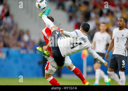 ADIL RAMI VA EN HAUT SUR ADMI SUISSE/FRANCE STADE Pierre MAUROY à LILLE FRANCE 19 juin 2016 Banque D'Images