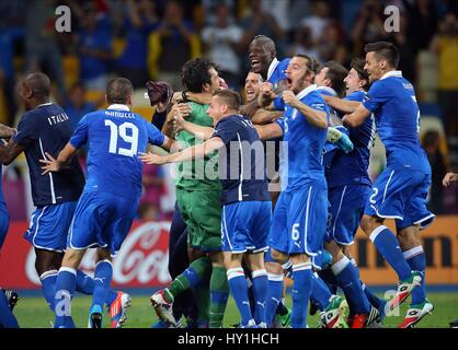 Les joueurs italiens Mario Balotelli ANGLETERRE V ITALIE ANGLETERRE V ITALIE STADE OLYMPIQUE DE KIEV UKRAINE 24 Juin 2012 Banque D'Images