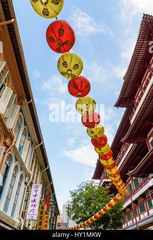 Lanternes traditionnelles accrocher au-dessus de boutiques dans le quartier chinois de Singapour, à côté de l'Buddha Tooth Relic Temple and Museum, Chinatown, Singapour Banque D'Images