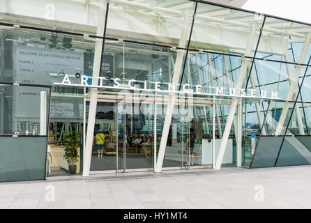 Entrée du musée ArtScience sur la promenade de Marina Bay, Singapour Banque D'Images
