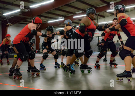 Le match de dérapar des filles de rat City Roller a attiré une foule locale de passionnés qui les ont applaudi. Seattle, Washington. Banque D'Images