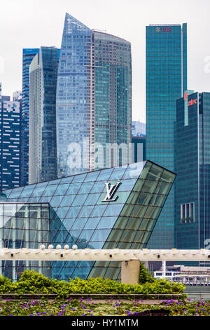 Louis Vuitton store et Marina Bay Financial Centre bâtiments, Marina Bay, Singapour Banque D'Images