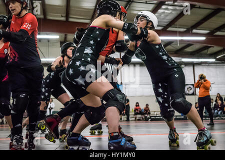 Le match de dérapar des filles de rat City Roller a attiré une foule locale de passionnés qui les ont applaudi. Seattle, Washington. Banque D'Images